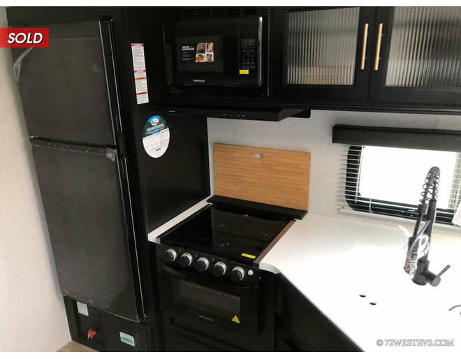 2021 Cherokee 306MMBL Black Label Travel Trailer at 72 West Motors and RVs STOCK# 153067 Photo 11