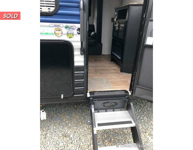 2022 Cherokee Grey Wolf 26DBH Travel Trailer at 72 West Motors and RVs STOCK# 078857 Photo 6